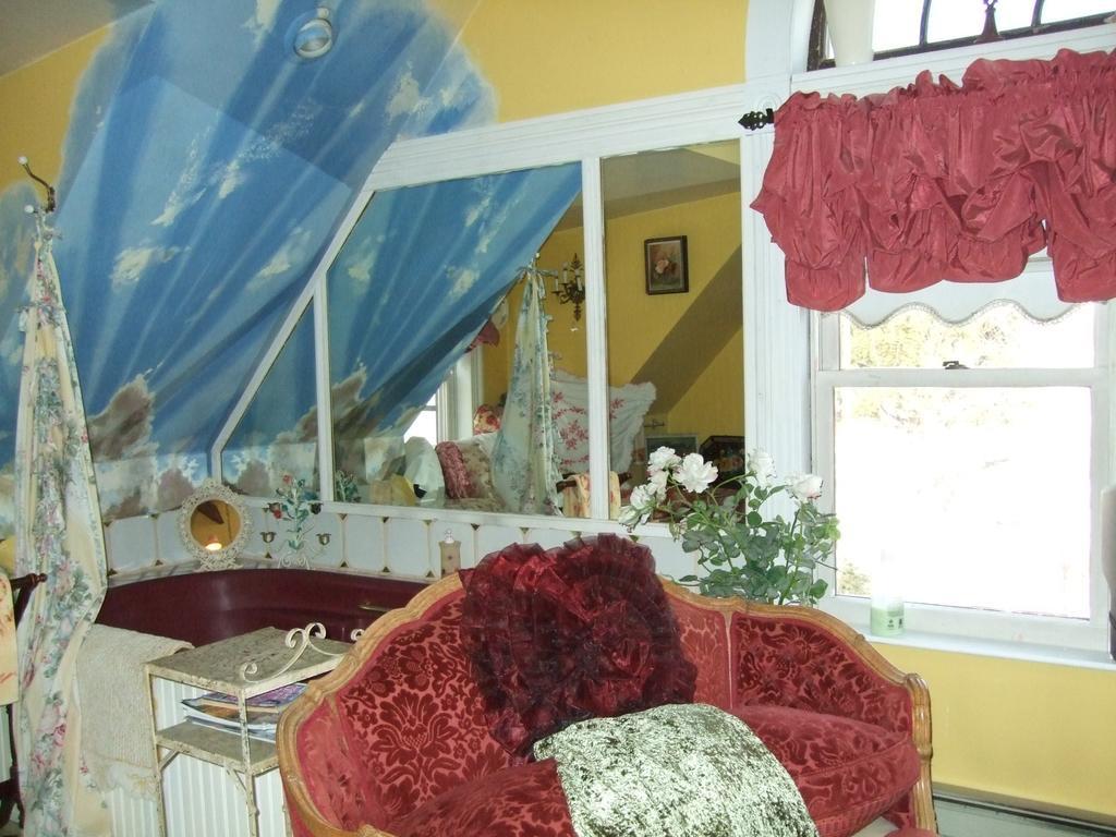 Enchanted Nights Bed & Bath Kittery Phòng bức ảnh