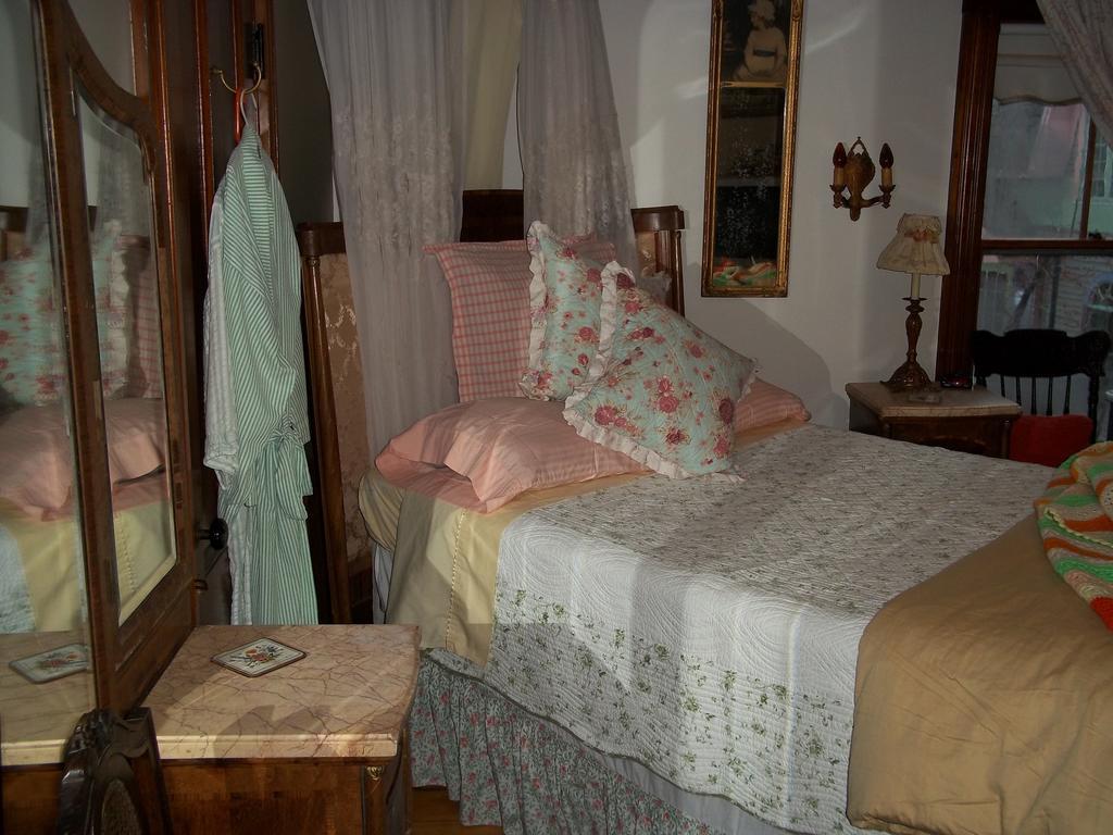 Enchanted Nights Bed & Bath Kittery Phòng bức ảnh